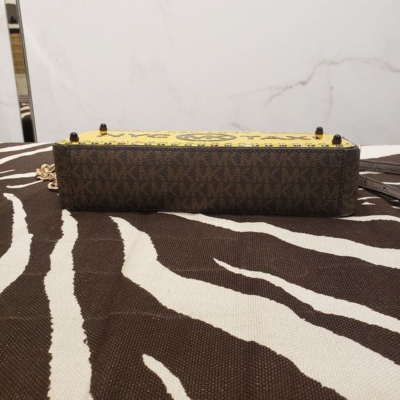 Michael Kors NYC Taxi Clutch Set - Picture 6 of 7